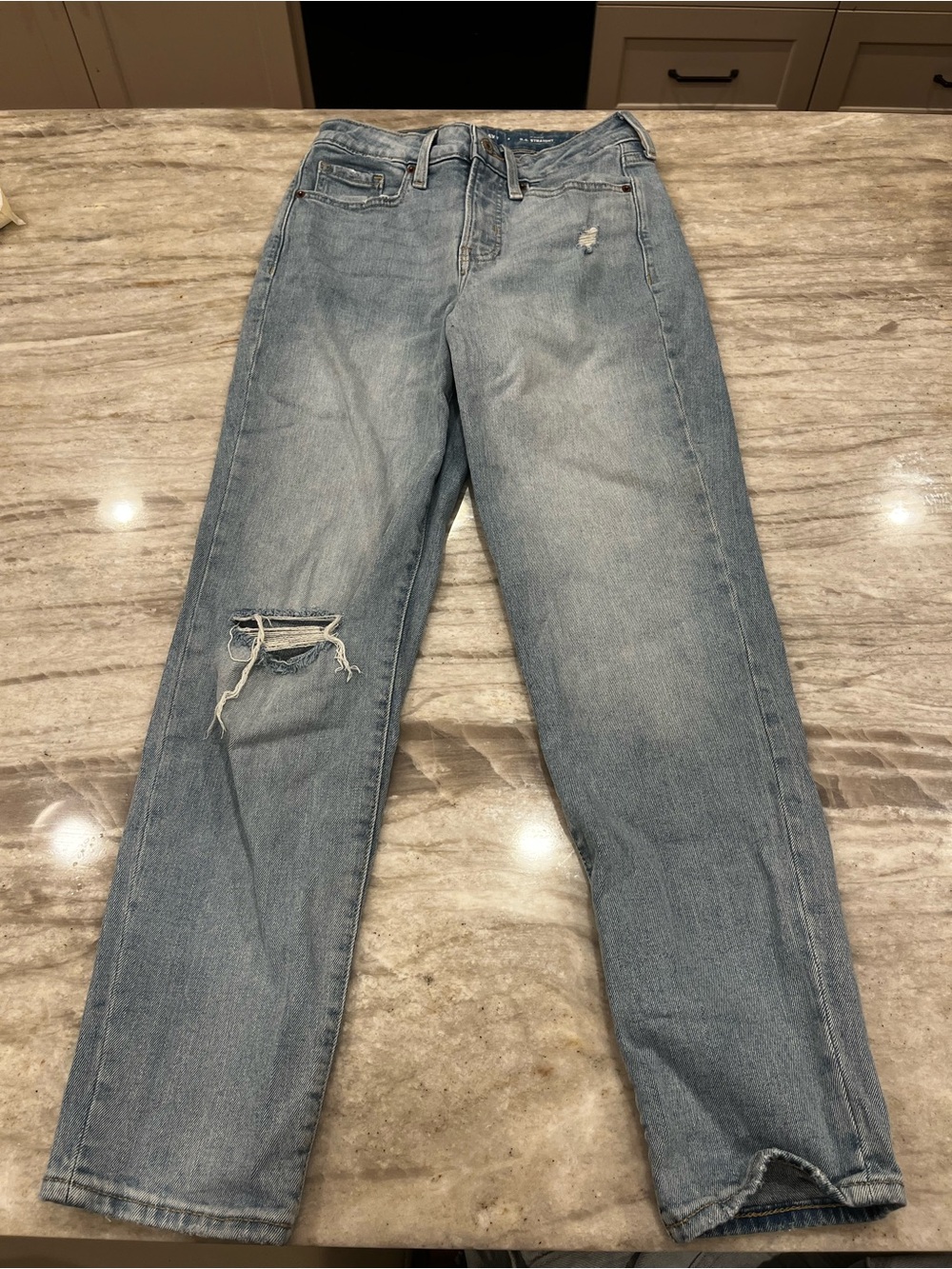 Old Navy High Rise Straight Jeans | Size 2|
Classic Denim